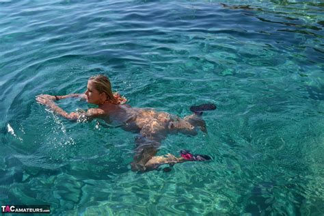 La blonde et plantureuse Chrissy pilote son speed boat nue pour faire bronzer son corps épais et