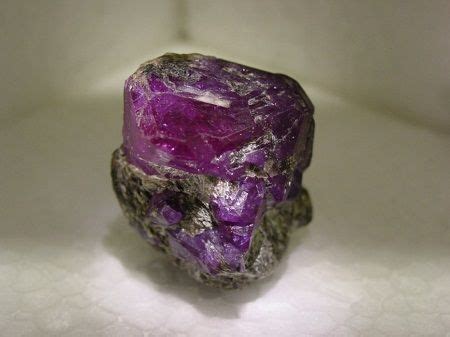 Александрит камень | Rocks and minerals, Rocks and crystals, Crystals