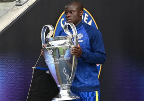 Photo Chelsea Fans Love Ngolo Kante Carrying The Ucl Trophy