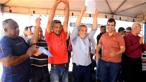 Prefeito Ronivon Maciel entrega lotes para empresários no Polo