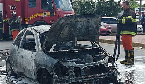 Carro pega fogo em via pública de Maceió 7Segundos Maceió