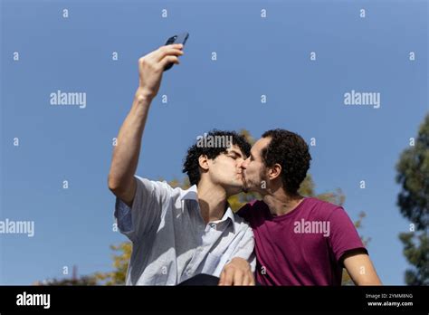 Hommes gay qui sembrassent Banque de photographies et dimages à haute résolution Alamy