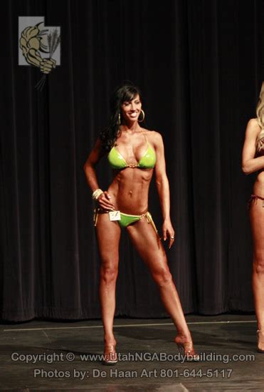 7 Hot Sexy Diana Moore Bikini Pics