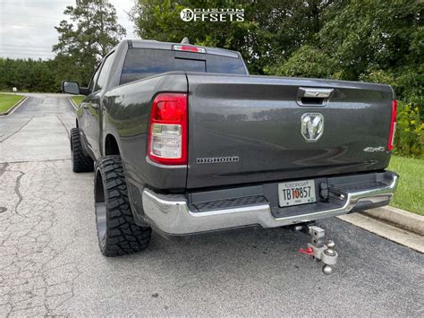 2020 Ram 1500 With 24x12 57 Vision Sliver And 33125r24 Landspider