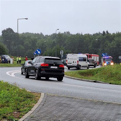 Wypadek Na Dgp W Jastrz Biu Zdroju Dwie Osoby S Poszkodowane Droga