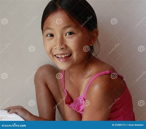 Kleines Asiatisches Chinesisches Mädchenholdingspielzeug Stockfoto Bild Von Rosa Mädchen