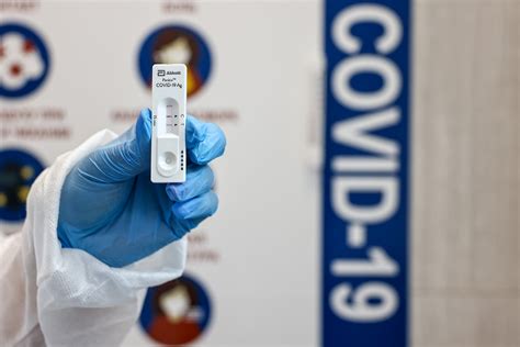 В аптеках есть экспресс-тесты для определения антител и антигена к ...