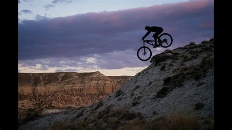 Гора Акдаг в пустыне, Каппадокия. Горный велосипед. Велопокатушки ...