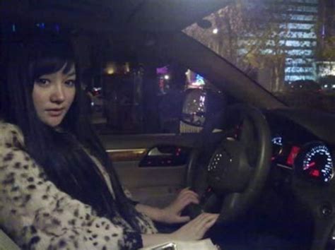 Xôn xao hot boy hot girl đi ăn mày