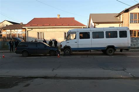 Поліція розслідує аварії де постраждали дев ятеро прикарпатців Один