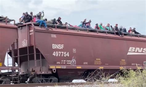 Tren cargado con cientos de migrantes se dirige a Texas Los Ángeles Press