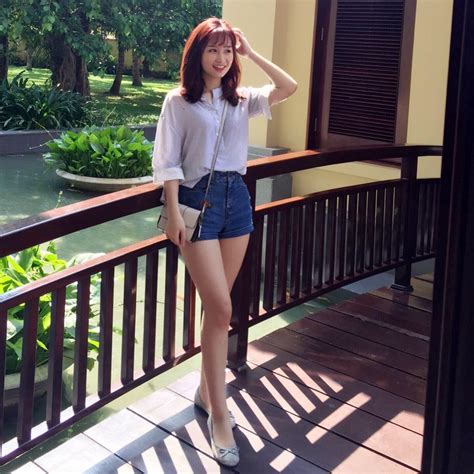 Hot girl thể dục NEU nổi tiếng nhờ bức ảnh siêu xinh trên sân trường