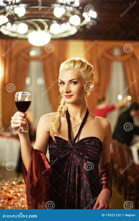 Aantrekkelijke Blonde Vrouw Met Een Glas Stock Foto Image Of Luxe Viering 19521132