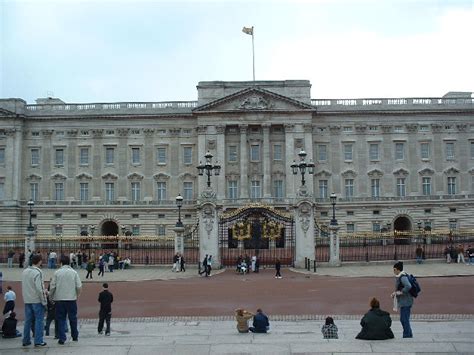 Buckingham Palace © GaryReggae cc-by-sa/2.0 :: Geograph Britain and Ireland