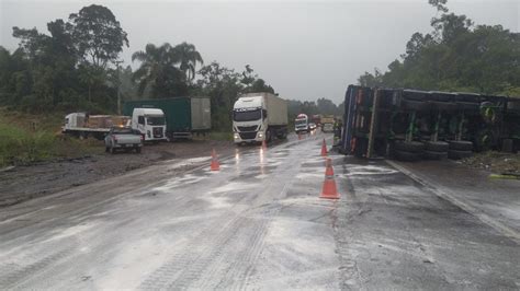 Colisão entre duas carretas interdita pista da BR 470 Olho Vivo Can