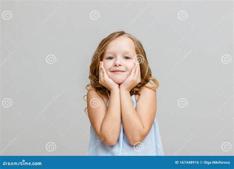 Portrait D Une Petite Fille Blonde Mignonne D Enfant Sur Un Fond Gris