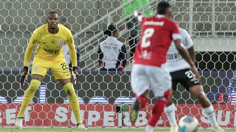 Carlos Miguel Corinthians Goleiro Comemora E Agradece C Ssio