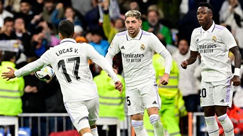 Valverde resucita al Madrid ante un Sevilla mediocre (3-1)