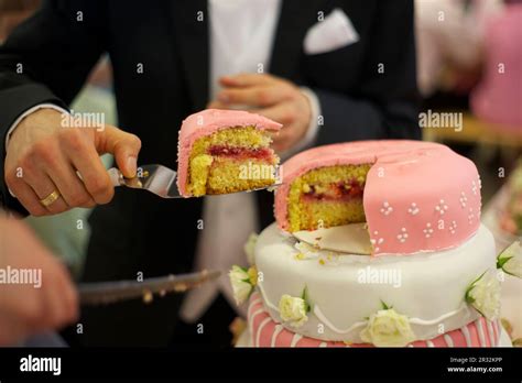 cake cutting  res stock photography  images alamy