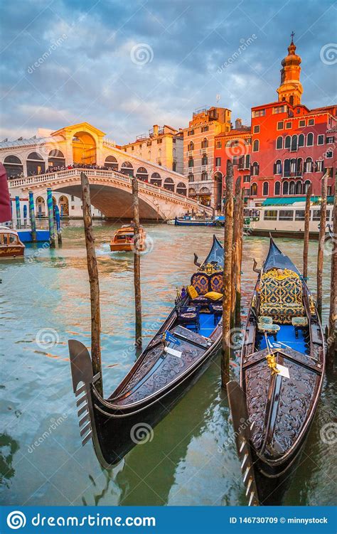 Canal Grande Con Las G Ndolas Y El Puente En La Puesta Del Sol Venecia