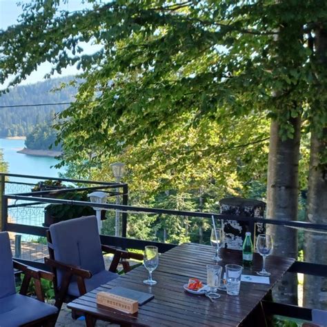 Dobra Hrana Nude domaću hranu a terasa s nestvarno lijepim pogledom i štrudla od borovnica su