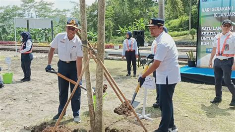 Sukseskan Gerakan Satu Juta Pohon Dirut Pt Kai Tanam Pohon Di Stasiun Linggapura Brebes Smpantura