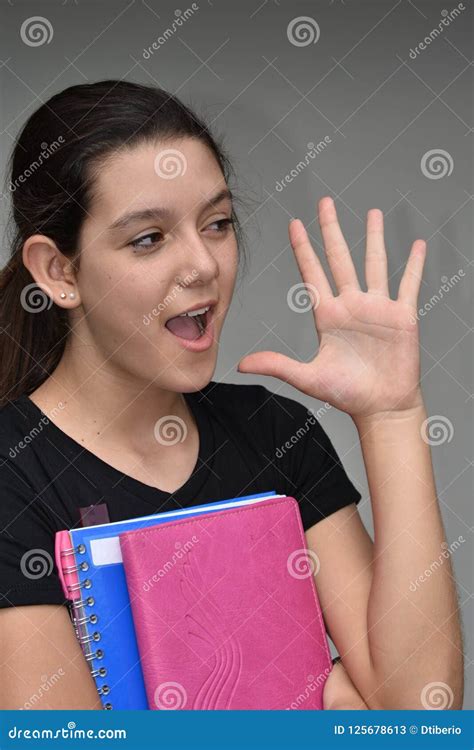 Étudiante Parlante De Latina Image stock Image du femelle université