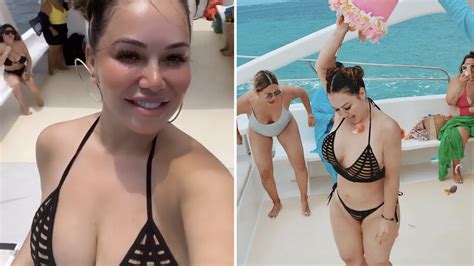 Chiquis lució un despampanante bikini para festejar su cumpleaños en un yate Univision Famosos