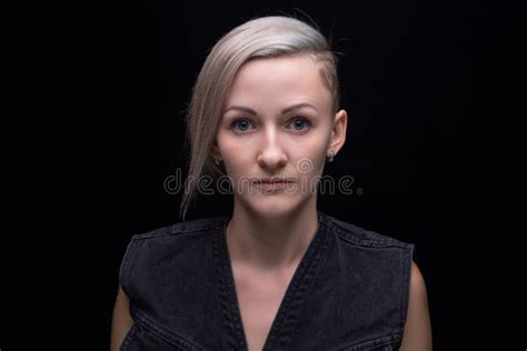Portrait De Femme Blonde Avec Les Cheveux Courts Photo Stock Image Du Blonde Noir