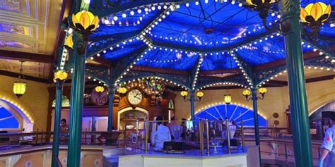 Video Another Naked Man Causes Chaos At Disneyland