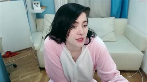 Stacy Moon Is Fingering Her Anal On Webcam Show XNXX