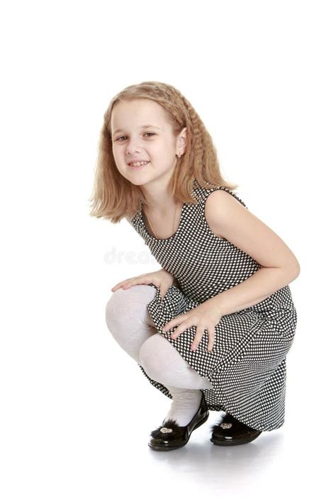 Robe Grise De Fille De L Adolescence Blonde Accroupie Photo Stock Image Du Femelle Fille