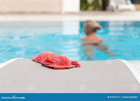 El Bikini Rojo Se Fue Por Una Piscina Con La Mujer Imagen De Archivo