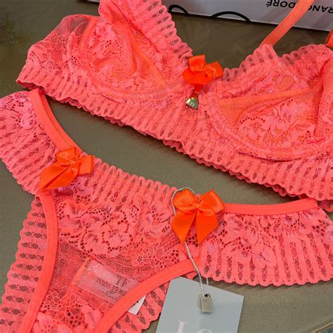Conjunto de lingerie tomara que caia sutiã sem bojo aro e calcinha string fio dental rosa