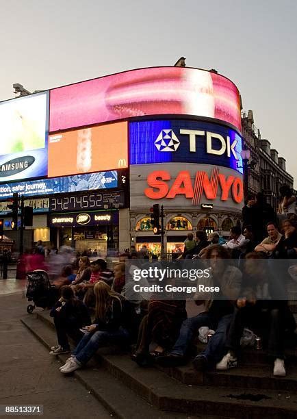 panorama  piccadilly circus   premium high res pictures