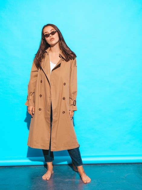 Portrait De Beau Caucasien Brunette Femme Mod Le Dans Brun Pardessus Et Sunglasses