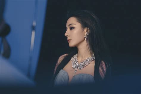 Địch Lệ Nhiệt Ba hiếm hoi hở bạo khoe bikini nhỏ xíu Saostar vn