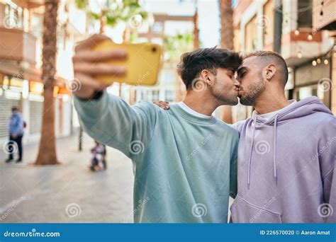 Pareja Joven Gay Bes Ndose Y Haci Ndose Selfie Por El Smartphone De La Ciudad Foto De Archivo