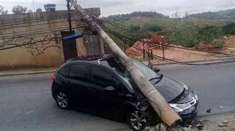 Carro bate e derruba postes na Região Leste de Belo Horizonte Gerais