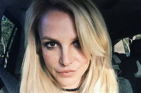 Britney Spears chwali się ciałem w ODWAŻNYM bikini Matce nie wypada W sieci krytyka Nie jest