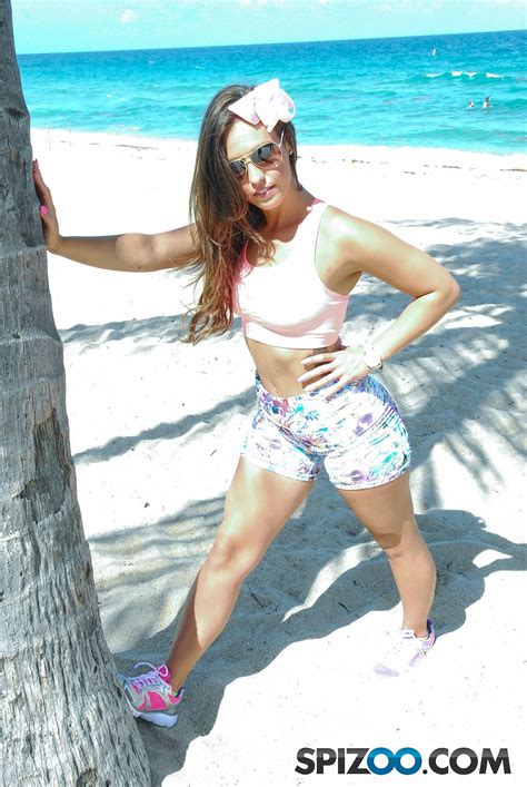 Big Butt PAWG Sluty MILF Kelsi Moroe ポルノ写真