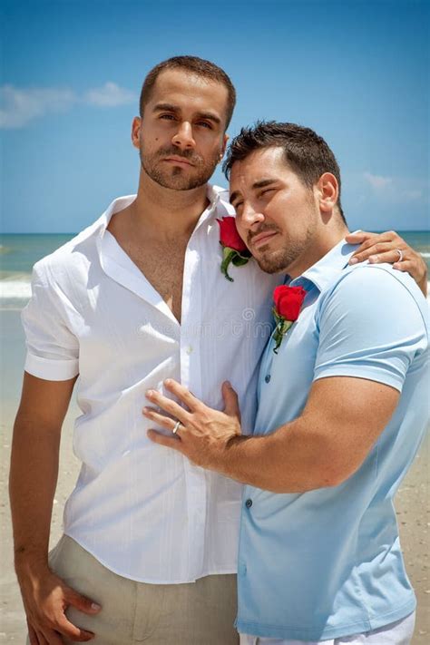 Dois Homem Gay Na Praia Foto De Stock Imagem De Relacionamento
