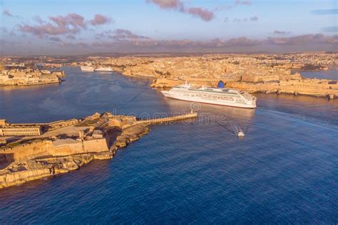 Porto Do Forro Do Navio De Cruzeiros De Valletta Malta Foto Da Vista A