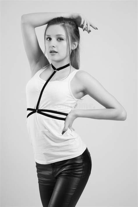 Linda Chica En Bikini En La Playa Foto De Archivo Imagen De Tropical Cara