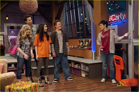 Miranda Cosgrove Has A Hot Room Photo Photo Gallery Just Jared Jr