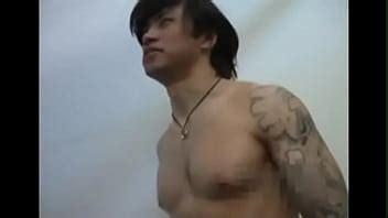 Chico asiático desnudo en el pecho peludo caliente XVIDEOS