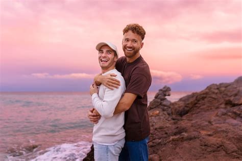 Couple Gay Affectueux Passant Du Temps Ensemble Sur La Plage Photo Gratuite
