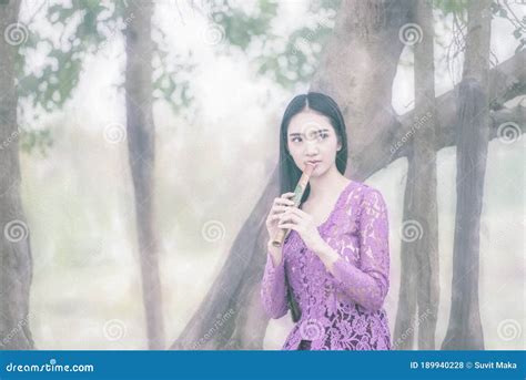 Belle Fille Asiatique Dans Le Costume Traditionnel De Bali Photo Stock