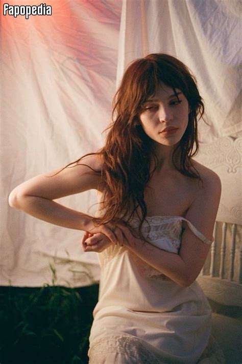 Sophie Thatcher Nude Leaks Photo Fapopedia