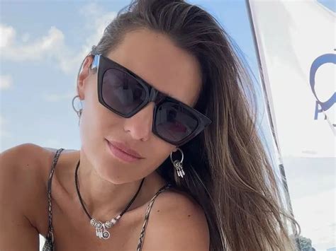 Pampita se la jugó con una foto en bikini desde la playa pero su hermano se robo todas las